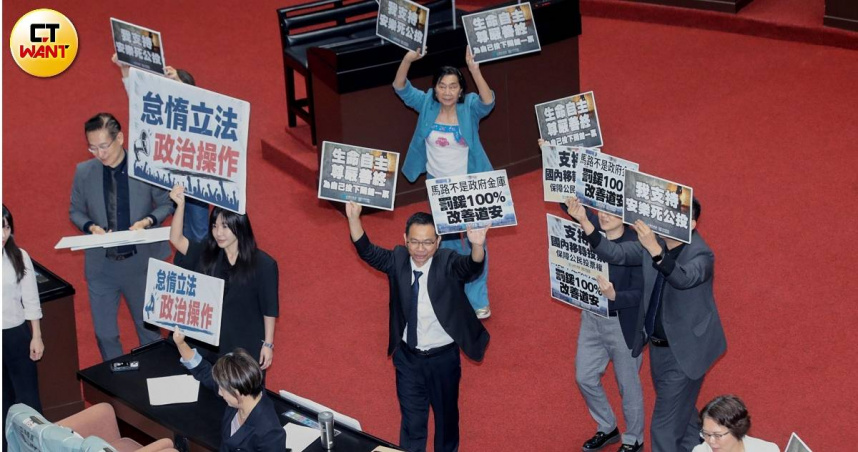 民眾黨團提出「國內移轉投票」及「安樂死」公投提案闖關失敗。（圖／周志龍攝）