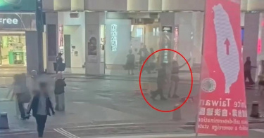 郭姓男子在西門町街頭藝人表演區附近揮舞外套，警方到場處理後，郭男辯稱只是想與表演者互動，仍依《社會秩序維護法》移請裁處。（圖／翻攝畫面）