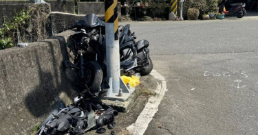 李姓男大生騎車與小貨車發生衝撞後，直接摔落橋下。（圖／翻攝畫面）