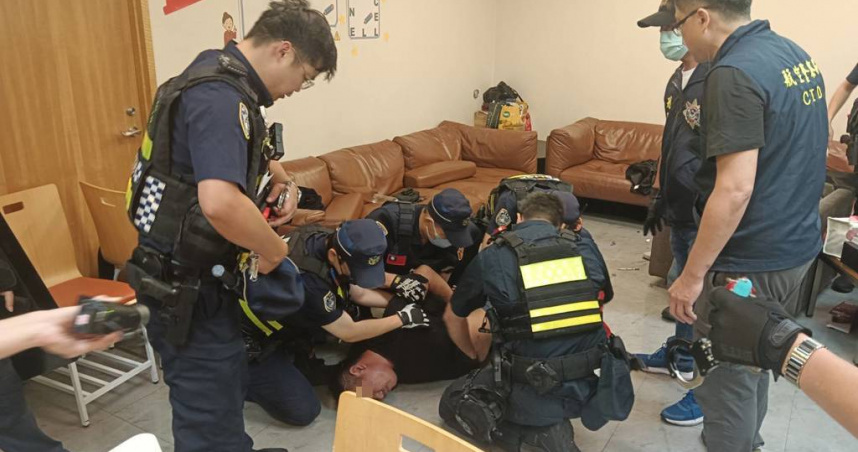 44歲蔡姓男子遭警方壓制在地。（圖／翻攝畫面）