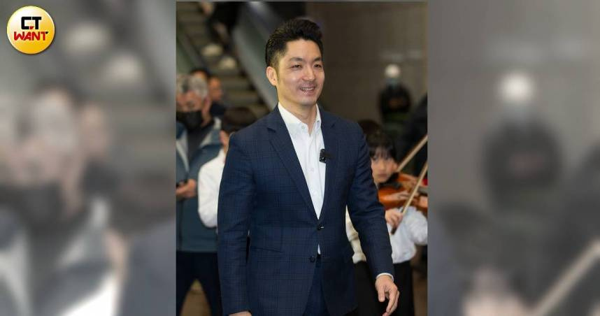 蔣萬安今日被問及《哈利波特》角色與台北市長選戰的網路討論時，笑稱自己的角色「可能要問佛地魔」。（圖／黃威彬攝）