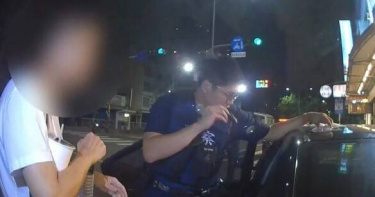 警攔查驚見77包毒品，毒駕身分也曝光。（圖／翻攝畫面）