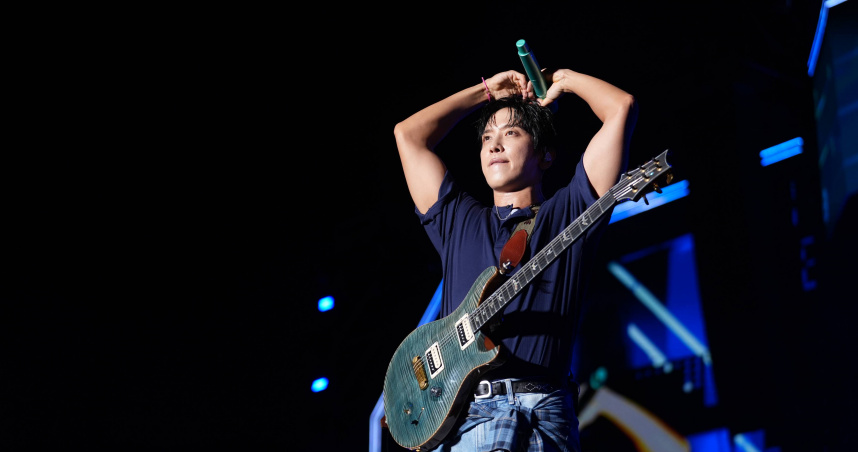 CNBLUE今年第四度來台會粉絲，主唱鄭容和對台下粉絲比愛心。（圖／讀者提供）