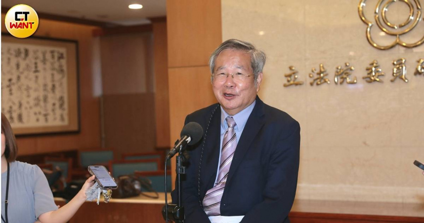 民眾黨立委許忠信認為，松山機場遷建政策應審慎進行長期規劃。（圖／周志龍攝）