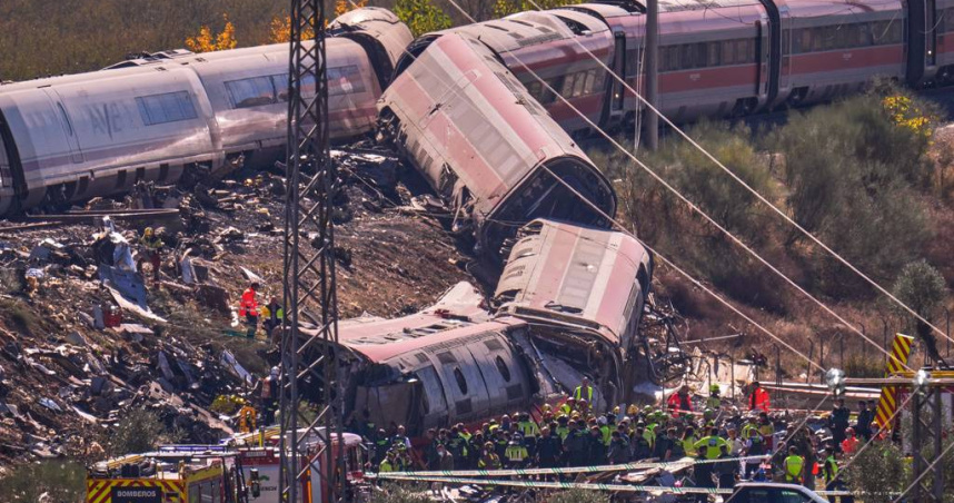 西班牙托雷多省28日發生兩列高速列車碰撞事故。（圖／美聯社／路透社）