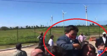巴西總統又幹蠢事?和小朋友玩「飛高高」 路人驚喊:是大人啦!
