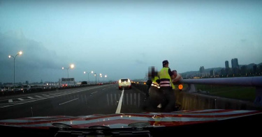 國道警冒險搶救高架輕生老翁 大驚:「阿北又是你」