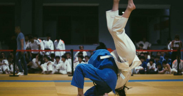 柔道老師體罰!拋飛+寢技狂虐 12歲童脊椎骨折…下場曝光