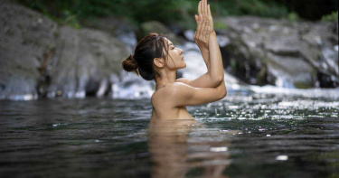 瑜珈女神野外全裸秀瑜珈 險被溪水沖走