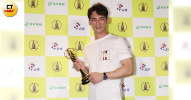 金鐘慶功/溫昇豪拿獎被捶一拳 老婆愛相隨陪到半夜