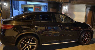 東港18輛賓士車窗遭隨機砸毀 警花4小時逮榔頭砸車男