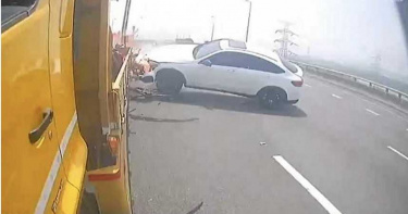 牙醫夫妻駕400萬名車未注意車況 撞工程車瞬間成火球