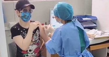 追隨蕭敬騰!潘美辰打中國疫苗 大讚醫師「太專業」:沒有任何副作用