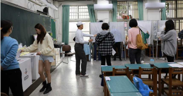 「喂!」投票一半接電話 警方當場逮捕
