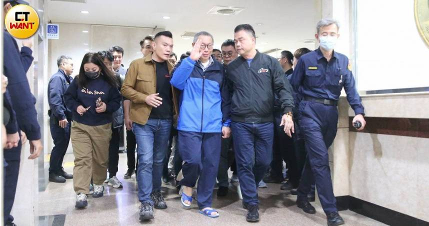 民眾黨主席柯文哲在江和樹和張志豪陪同下步出法院，還與支持者揮手致意。（圖/趙世勳攝）