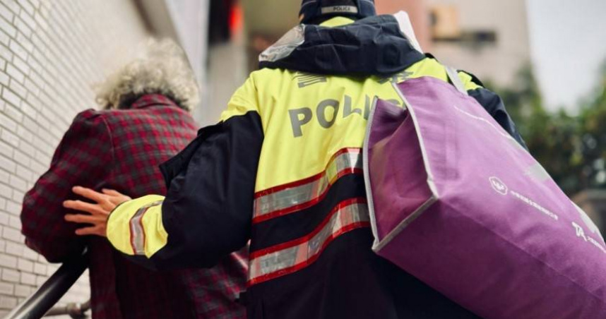 失智的楊婦為了前往兒時台南的老家與家人團圓，結果迷路被員警帶回派出所協助返家。 （圖／翻攝畫面）