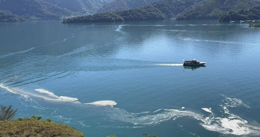 遊客在日月潭邊飯店俯瞰湖光山色，赫見水社水域出現帶狀白色泡沫疑似遭汙染。（圖／民眾提供／中國時報楊靜茹南投傳真）
