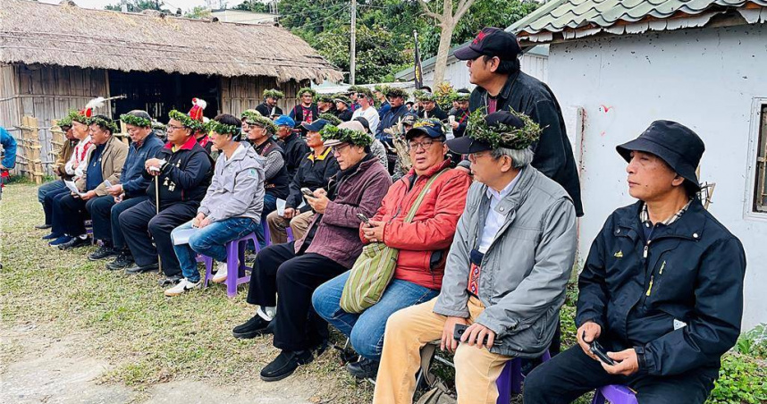 行政院東部聯合服務中心副執行長許文獻（右五）、前卑南族議會召集人林志興（右四）等人出席下賓朗部落抗議記者會。（圖／中國時報蕭嘉蕙攝）