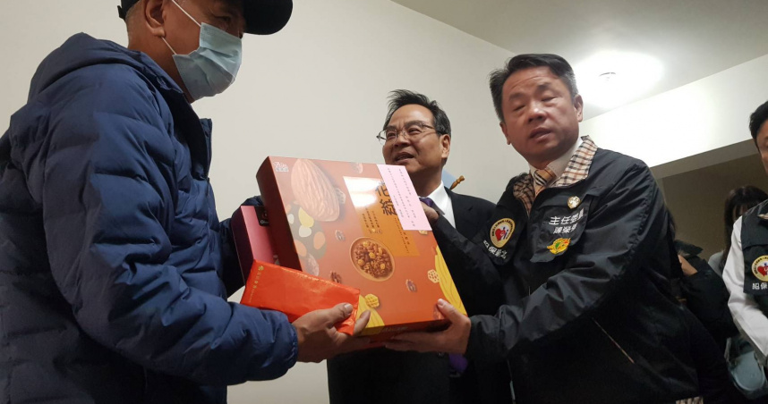 新北地檢署檢察長郭永發與犯罪人保護協會，20日下午前往王父住處慰問，王爸爸則失聲落淚，感謝大眾幫助。（圖／翻攝畫面）