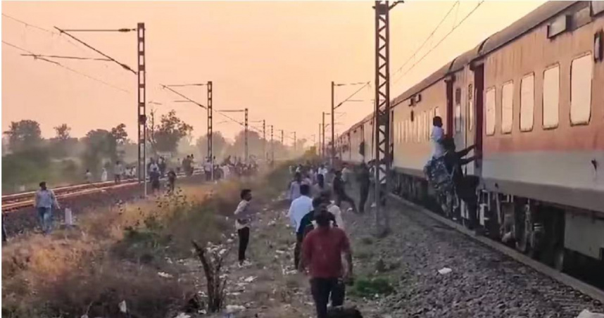 乘客以為是火災，紛紛跳下車廂逃生，隨後被相鄰軌道上的另一列火車撞死。（圖／X）