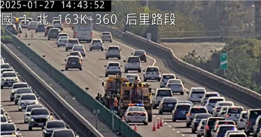 國1南向164.1公里處1發3輛小客車追撞事故，占用內線車道。（圖／高公局）