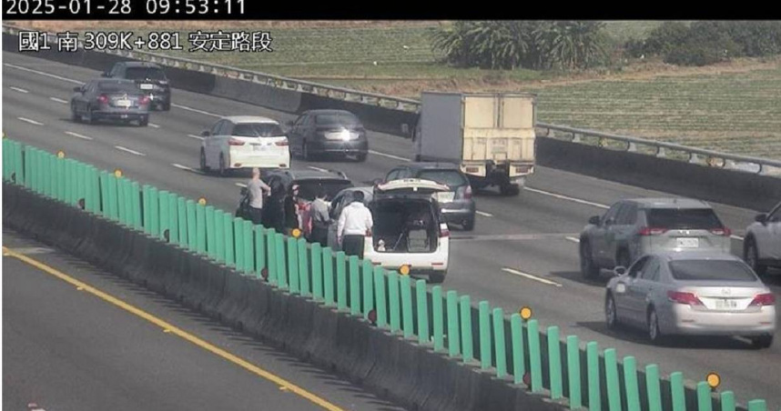 國1北向309.8公里處，除夕發生2輛小客車追撞事故，占用內線車道。（高公局提供）