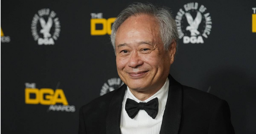 第77屆美國導演工會獎（DGA Awards）8日舉行頒獎典禮，李安從《臥虎藏龍》女主角、同時也是奧斯卡影后的楊紫瓊手上，接過「終身成就獎」獎座。（圖／達志／美聯社）