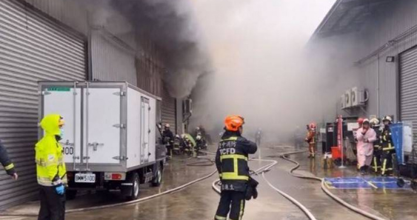 台中1處連棟家具工廠大火，消防局派出24車60人前往灌救，所幸無人傷亡。 （圖／翻攝畫面）