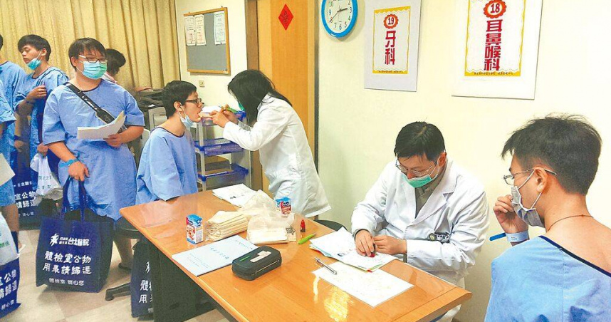 躲避兵役的手法，可說是花招百出，像是透過飢餓、吃藥、禁食等方式減重，或是暴食增胖，裝扁平足、「詐盲」等方式。圖為役男徵兵體檢。示意照，非新聞事件當事人。（圖／報系資料照）