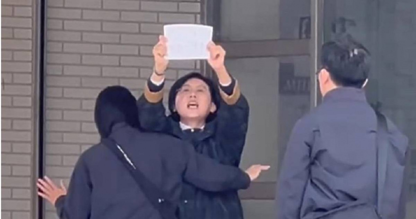 民進黨籍立委林岱樺疑似涉助理費案，今日遭檢調搜查約談。她在被帶進調查局時，拿出早已預備的字條，高舉大喊「政治干預司法、司法干預初選！」（圖／翻攝畫面）