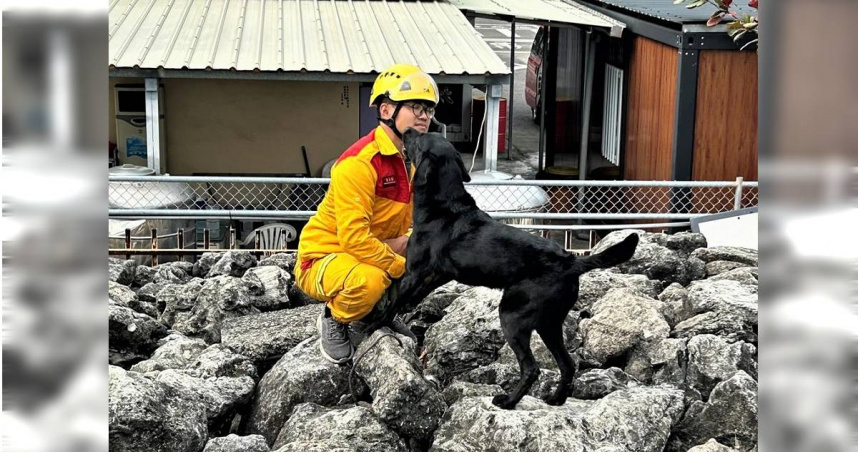 領犬員黃國峰及夥伴Brook共同受理測驗指示，需完成服從測驗及瓦礫堆搜索測驗。（圖／新竹市消防局提供）