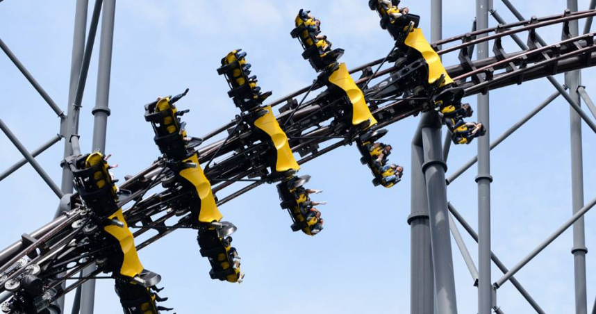 本山梨縣富士吉田市的遊樂園「富士急樂園」一名男性工作人員，在檢查園內雲霄飛車時，被夾在車廂和軌道之間，導致重傷身亡。（圖／翻攝自富士急樂園網頁）