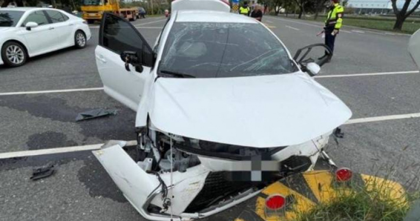 雲林1輛轎車失控連撞2個分隔島，導致車身撞爛殘慘不忍睹，造成駕駛頭受傷及斷腿。（圖／翻攝畫面）