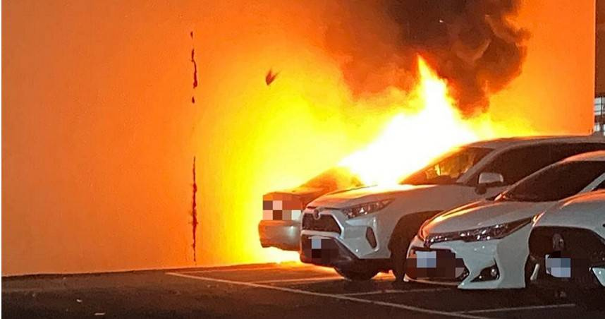 高雄鼓山區7日傍晚，九如四路上一處停車場有1輛自小客因不明原因突然起火燃燒。（圖／民眾提供）