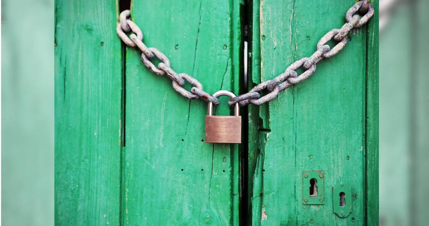 女網友表示，她晚婆婆設定的門禁10幾分鐘回家，就被反鎖在門外，隔天婆婆還打給兒子對她一頓責罵。（示意圖／Pixabay）