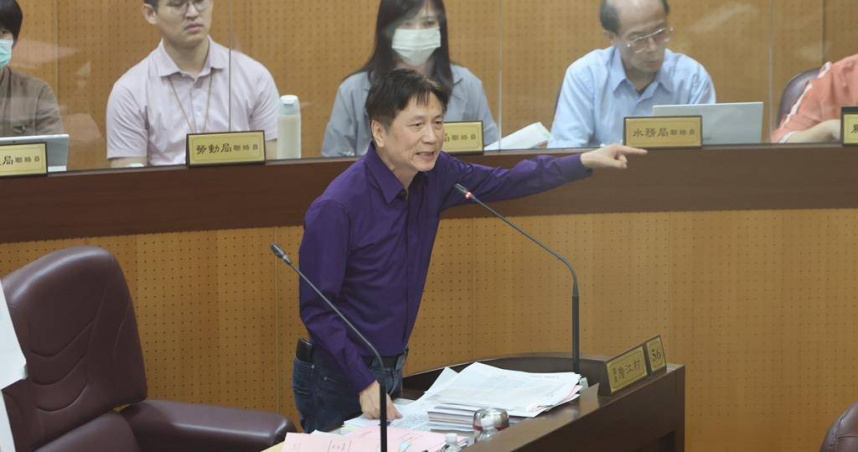 「村長」國民黨市議員詹江村讚許游到立院抗爭的行俠仗義，但不該打著市政顧問旗號，呼籲游自己請辭，「不要讓善哥困擾！」（圖／中國時報蔡依珍攝）