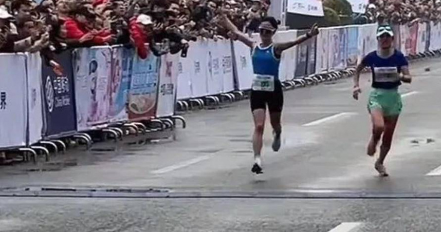 2025重慶女子半程馬拉松賽上演戲劇性一幕。（圖／翻攝自微博）