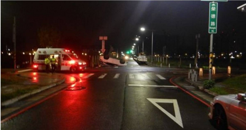 2輛轎車在無號誌路口碰撞，導致其中1車四輪朝天倒在路上，共造成3人受輕傷。（圖／翻攝畫面）