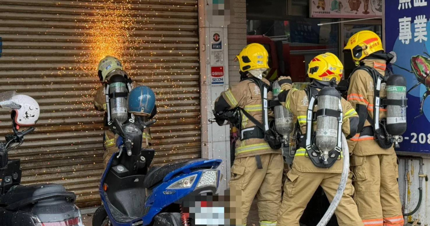 台南市東門路2段某水族寵物店31日上午發生火警，警消見情況緊急，將鐵門鋸開進行火勢撲滅。（圖／翻攝畫面）