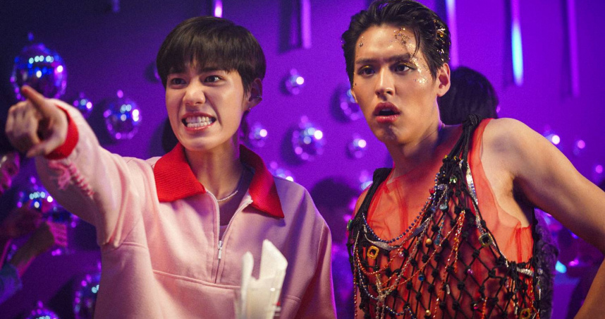 Billkin（左）和PP Krit（右）相識多年，合作《冥婚鬧泰大》默契十足，靠眼神就能觸發彼此情感。（圖／金盞花大影業提供）