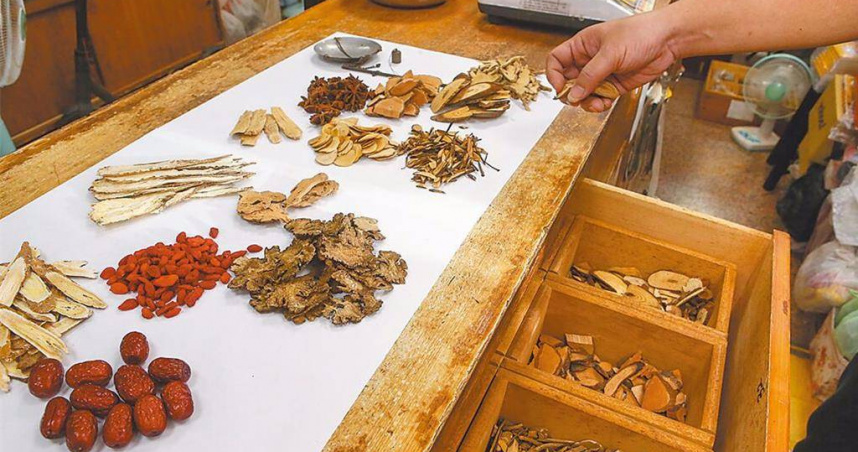 衛福部今年3月18日發布《藥事法》第103條的行政解釋，符合資格者得繼續經營中藥販售業務，遭藥界批評是違反立法意旨。（圖／報系資料照片）