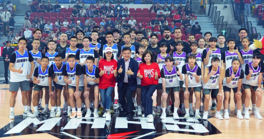 基隆銘傳國中男女籃雙冠球隊與副市長邱佩琳、彭雪芬董事長共聚合影，見證榮耀時刻。(圖片提供／基隆市政府)
