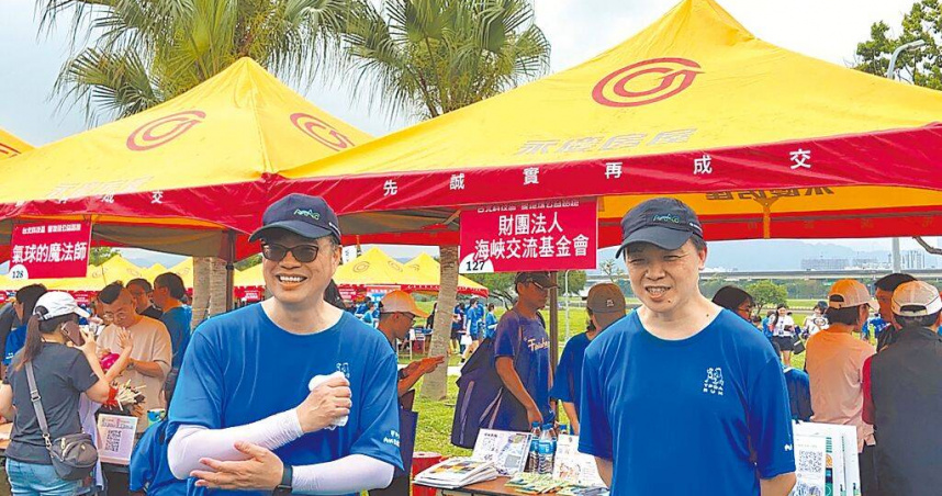 陸委會主委邱垂正（左）、副主委沈有忠（右）20日參加「台北科技盃愛地球公益路跑」，並向現場民眾宣導赴陸風險及鼓勵善用「國人赴陸港澳動態登錄系統」。（圖／陸委會提供）