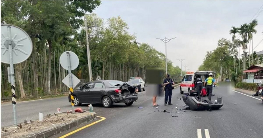 屏東內埔鄉驚傳重大死亡車禍！一名20歲屏科大學生曾男今（24日）上午騎機車行經科大路一段、西銀巷交叉路口時，意外撞上同校23歲張姓男大生所駕駛的汽車，曾男當場噴飛失去生命跡象，緊急送醫仍宣告不治。（圖／翻攝畫面）