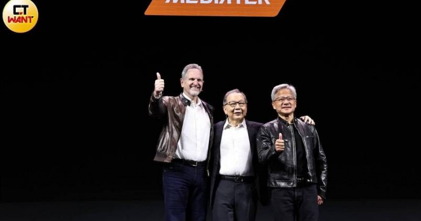 聯發科執行長蔡力行在去年COMPUTEX上與輝達執行長黃仁勳合體。（圖／黃鵬杰攝）