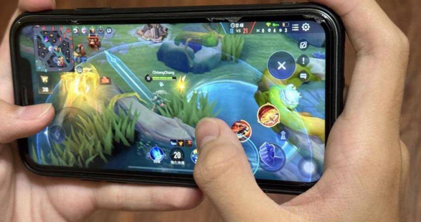 學生沉迷手機不外乎玩手遊、社交媒體等，往往一滑就是好幾個小時。（圖／報資料照片）