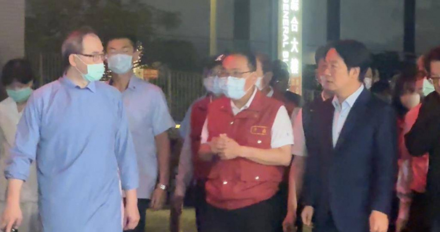 稍早賴清德總統急赴土城醫院探視受傷患者，在新北市長侯友宜、土城醫院副院長游明晉陪同下進入重症病房探視家屬。（圖／中國時報柯毓庭攝）