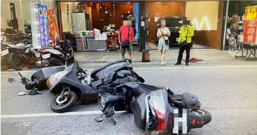 鄭男騎機車突右切，害後方3名騎士接連追撞倒地，豈料他僅冷眼觀看並驅車落跑。（圖／翻攝畫面）