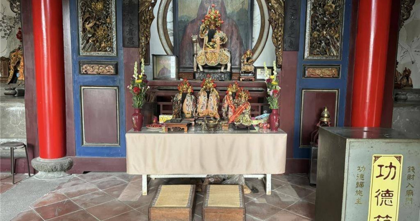 廟桌香爐全被偷走。（ 圖／翻攝畫面）