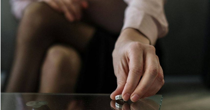 女子疑惑，好哥們婚內出軌他人後還能不能繼續和對方維持友誼。（示意圖／Pexels）